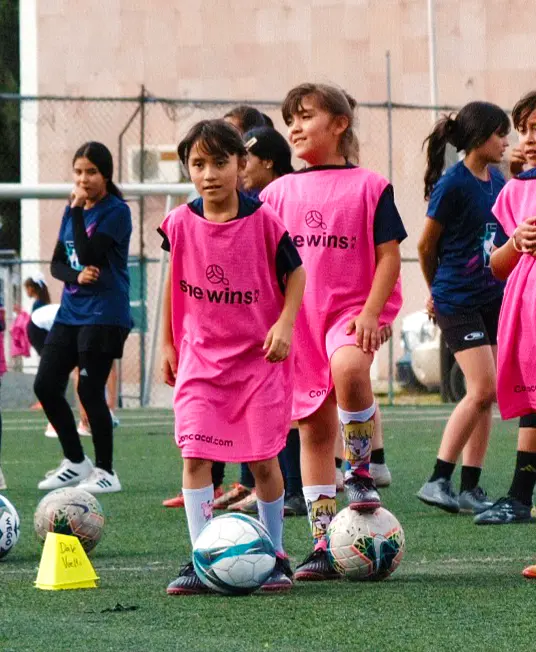 Academias Deportivas — niñas entrenando fútbol
